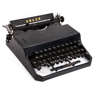 Walizkowa maszyna do pisania „Adler Favorit 2” w kolorze czarnym. Niemcy, lata 30. XX w.